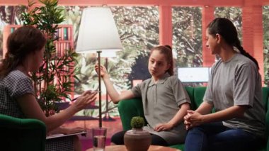 Annesi onu psikologla terapi seansına, kişiliksizleşme ve gerçeklikten kopukluktan muzdarip ergen bir kıza götürüyor. Ebeveyn zorlanıyor. Kamera B.