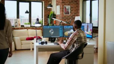 Mühendis CAD yazılımı kullanarak endüstriyel bir ofiste türbin tasarlıyor. Üç boyutlu görüntüleme, üretkenliği arttırma ve teknik hassasiyeti artırmak için çift monitörler ve araçlarla evden çalışmak. Kamera A.