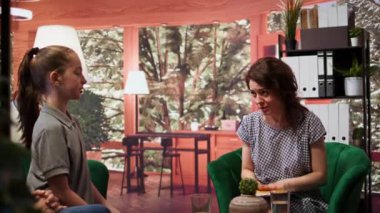 Psikiyatrist, hormonal değişimleri olan bir kız için depresyon rehberliği kitabı tavsiye ediyor. Kaynak, duygusal refah etrafında farkındalık yaratmaya yardımcı oluyor. Stres ve aile ilişkilerini yönetmek. Kamera B.