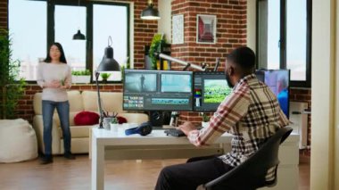 Video üretim endüstrisinde çalışan Afrikalı Amerikalı video editörü, çift monitörlerle ilgili bir film projesini renklendirip düzenliyor. Yaratıcı süreci teknolojik aletlerle göstermek. Kamera A.