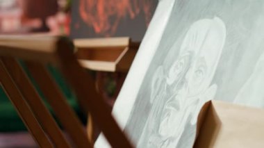 Çağdaş dekorasyonlar, resim atölyesi, modern malzemeler ve suluboya boyayla ilgili yeni bir sanat çalışması için ilham ve yaratıcılık olarak yerleştirildi. Model olarak kullanılan nesneleri olan boş güzel sanatlar galerisi atölyesi.