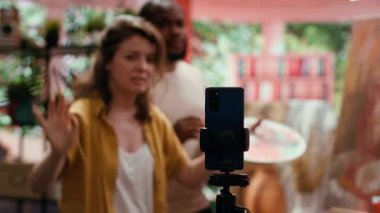 Kadın sanatçı, kırsal sanat eserlerinde kullanılan ürün ve teknikleri sunmak için çevrimiçi sınıfa ev sahipliği yapıyor, öğretim videolarını internette kaydediyor. Ressamlardan oluşan bir ekip, e-öğrenme ve sanat eğitimi için yüksek lisans yapıyor. Kamera A.