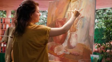 Sanat atölyesindeki modern boya fırçalarını kullanarak tuvale bir başyapıt çizmek için doğal kırsal unsurlardan esinlenilmiştir. Sanat yaratıcılığı sürecinde motivasyon ve yaratıcılıkla çalışmak. Kamera B.