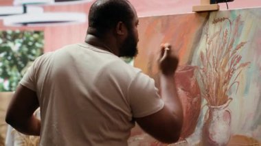 Yaratıcı bir atölyede, sanatçı mükemmel bir boya gölgesi elde etmek için pigmentleri karıştırır. Profesyonel sanat malzemelerini kullanarak tuval üzerinde güzel bir başyapıt yaratmak, atölyede kaliteli zaman geçirmek. Kamera A.