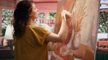 Ressam, sanatçının yeteneğini ve kravat boyasını yaratıcı atölyede bir başyapıt yaratmak için kullanır. Renkleri boya fırçasıyla harmanlar. Özel bir resim tekniğiyle hayata karşı kırsal sanat eserleri. Kamera B.