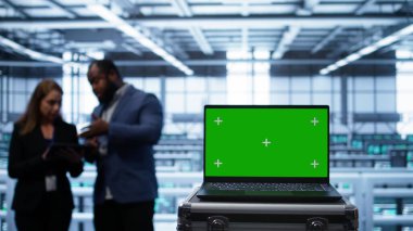 Veri merkezindeki izole ekran bilgisayarı yazılım izleme hataları kontrol ederken hata yapıyor. Sunucu merkezindeki dizüstü bilgisayarın ağ sorunları için çalışma alanını kontrol et, kamera B