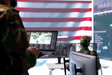 Yüksek teknolojili siber komuta merkezindeki Amerikan subayları siber güvenlik tehditlerini izler, gizli bilgileri ve devlet sırlarını yönetir. Hükümet için melez savaş stratejisi.