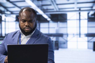 Veri merkezi mühendisi veritabanının güvenliğini ve güvenliğini sağlıyor. Sunucu odası çalışanı, ağ içindeki yetkisiz erişimi ve şüpheli faaliyetleri engelliyor.