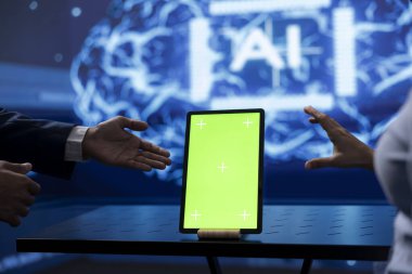 Bilgisayarlı modeli taklit etmek için krom anahtar tabletinde yapay zeka bilişsel hesaplama teknisyeni çalıştırıyorum. IT profesyoneli tarafından yapay zeka ile veri madenciliği yapmak için kullanılan izole ekran cihazını kapat