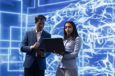 Yapay zeka araştırmacısı ve meslektaşı, modern yapay zeka sinir ağları üzerinde çalışıyor. Bilgisayar bilimcileri yüksek teknoloji işyerinde yapay zeka sistemi geliştirmek için işbirliği yapıyorlar