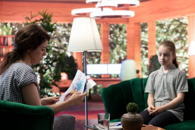 Psikolog, genç bir kızın gizli terapi seanslarında yaptığı rahatsız edici çizimleri inceliyor. Şiddet içeren düşünceleri. Çizimler tehlikeli düşünceleri tasvir ediyor, duygusal dengesizliği ima ediyor..