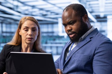 Veri merkezi izleme sistemi performansındaki yönetim ekibi, darboğazları tanımlıyor ve verimliliği artırmak için optimizasyonlar uyguluyor. Sunucu merkezindeki iş arkadaşları sorun çıkarma hasarları