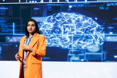 Teknoloji şirketinin CEO 'su konferansı son yapay zeka hizmetlerini sunmak için platform olarak kullanıyor. IT uzmanı konferansta yapay zekayla ilgilenen iş yatırımcılarıyla konuşmak için mikrofon kullanıyor