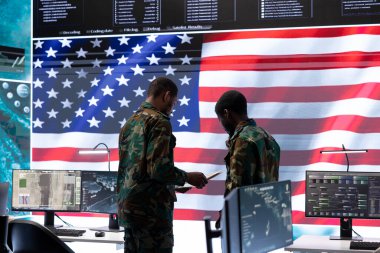 Yüksek teknoloji ortamındaki askeri personel gizli bilgileri koruyor, siber güvenlik tehditlerini izliyor ve siber saldırılar ve veri sızıntılarına karşı korumak için dijital savaş operasyonlarını yönetiyor..