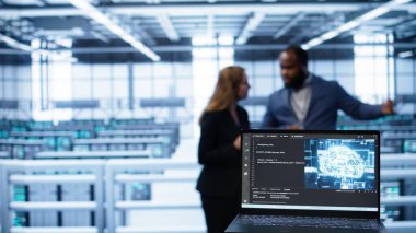 Bilgisayarı veri merkezi donanımını desteklemek için kullanılan yapay zeka teknolojisiyle kapat. Sunucu odası programcıları tarafından kullanılan sunucu defterine odaklan. Yapay zeka teknolojisi, kamera B