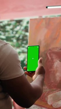 Dikey Video Sanatçısı yeni bir sanat eserini resmetmek ve telefonu izole bir şekilde tutmak için ilham aldığını hisseder, resim ve el sanatları atölyesinde resim tekniğini düşünür. Motivasyonla çalışmak ve...