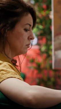 Dikey Video Sanatçısı, ilham perisini ya da taşra modelini arayarak, yeni bir resim yaratımı için çağdaş bir ilham kaynağı bulmak için araştırma yapıyor. Kadın internette yaratıcılık ve motivasyon arıyor.