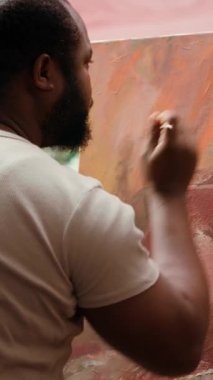 Yaratıcı bir atölyede, sanatçı mükemmel bir boya gölgesi elde etmek için pigmentleri karıştırır. Profesyonel sanat malzemelerini kullanarak tuval üzerinde güzel bir başyapıt yaratmak, atölyede kaliteli zaman geçirmek.