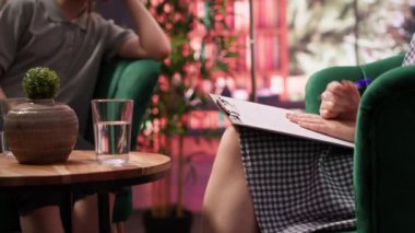 Aile terapisi seansı bir gencin duygusal ve zihinsel sağlığını araştırır, psikolog ona ve annesine rahatsız edici düşünce ve davranış problemlerine çözüm bulmalarında yardım eder. Kamera A.