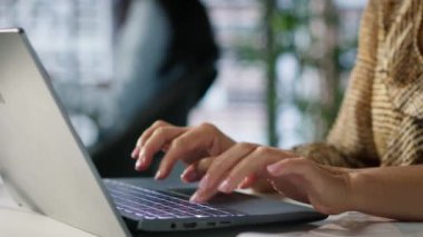 Şirket masasında oturan kendine güvenen yetenekli girişimci, iş büyümesini tahmin etmek için dizüstü bilgisayarını kullanıyor. Finansal planlamayı yönetmek ve hedeflere ulaşmak. Kamera A.