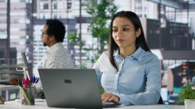 Masasında finansal tahminler üzerinde çalışan başarılı Hintli girişimci, iş görevleri ve proje geliştirme için veri ve teknoloji kullanıyor. Şirket hedeflerine doğru ilerliyor. Kamera A.