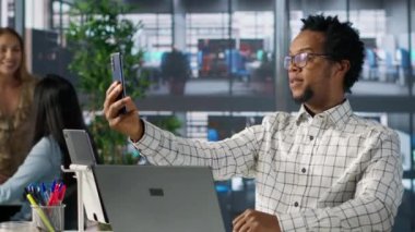 Akıllı telefon görüşmesinde işletme müdürü anahtar görevleri tartışıyor, karar verme ve bütçe planlamasına odaklanıyor. Girişimci çoklu görev operasyonları ve büyüme stratejileri tasarlıyor. Kamera A.