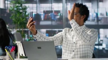 Profesyonel bir adam iş stratejisi ve müşteri hedefleri hakkında telefonda konuşuyor. Görüşmede girişim içinde karar alma ve mali planlamanın altı çizildi. Kamera A.