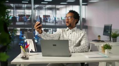 Profesyonel bir adam iş stratejisi ve müşteri hedefleri hakkında telefonda konuşuyor. Görüşmede girişim içinde karar alma ve mali planlamanın altı çizildi. Kamera B.