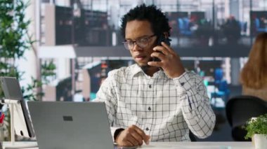 İşadamı masasında bir cep telefonu görüşmesi yapıyor, bir projeyi yönetiyor ve anlaşma stratejilerini tartışıyor. Çoklu görev becerileri, şirket ortamında üretkenliği sağlar. Kamera A.