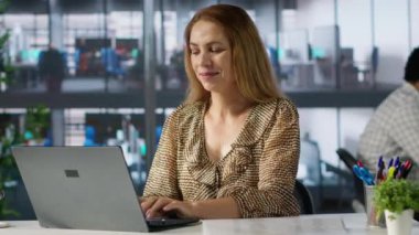 Şirkette masa başında çalışan kendine güvenen bir iş kadını dizüstü bilgisayardaki mali raporları inceliyor. İşletme görevlerini başarıyla yürüten ve şirket için strateji planı geliştiren başarılı bir çalışan. Kamera A.