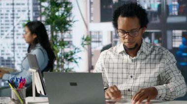 Masasında finansal tahminler üzerinde çalışan başarılı bir girişimci, iş görevleri ve proje geliştirme için veri ve teknoloji kullanıyor. Şirket hedeflerine doğru ilerliyor. Kamera A.