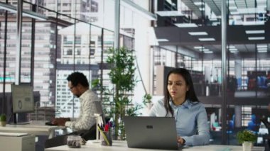 Ofisindeki Hintli bayan yönetici rapor yazma, finansal planlama ve teslim tarihi yönetimi üzerinde çalışıyor. Başarılı olmak için hedefleri ve hedefleri gözden geçiren uzman bir uzman. Kamera B.