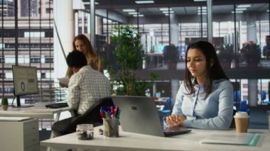 Genel müdür, kaynak tahsisi ve idari görevlere odaklanarak İnternet ağında dijital bir toplantı düzenliyor. Önemli iş kararlarını tartışmak için sanal işbirliği. Kamera B.