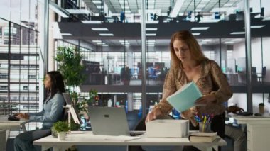 İşkadını kovulduktan sonra ofis eşyalarını bir kutuda topluyor, işsizlik konusunda sinirli ve stresli hissediyor. İşsiz biri iş yerinden ayrılıyor, iş bulamıyor. Kamera B.