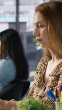 Ofisindeki Hintli kadın yönetici rapor yazma, finansal planlama ve teslim tarihi yönetimi üzerinde çalışıyor. Başarılı olmak için hedefleri ve hedefleri gözden geçiren uzman.