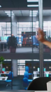 Dikey videodaki iş kadını, birden fazla iş göreviyle uğraşırken migren ağrısı çekiyor. Proje sürelerinin baskısı ve şirket hedefleri yorgunluğa ve