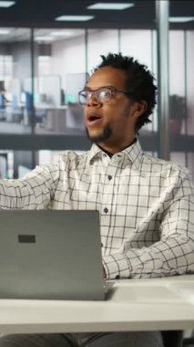 Dikey video genel müdürü bir şirkette fotoğraf çekiyor, iş üzerinde çalışıyor ve cep telefonunu fotoğraf çekmek için kullanıyor. Gururlu iş adamı selfie çekiyor.