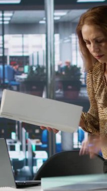 Yeni işindeki dikey video çalışanı ilk gününe başlıyor ve iş arkadaşlarıyla tanışıyor, bu fırsattan gurur duyuyor ve şirket iş yerindeki eşyalarını açıyor. İşe alınmak. Kamera.