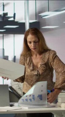 Dikey video çalışanı işini kaybediyor, eşyalarını topluyor, ofisinden ayrılıyor ve işsizlik konusunda endişeleniyor. Bir çatışmadan sonra kovulan kadın, kovuldu. Kamera B.