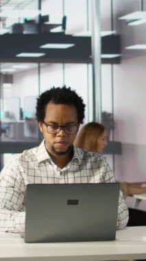 Aşırı çalışılmış dikey video çalışanı, bir başarısızlıktan sonra yorgunlukla uğraşırken, baskıdan dolayı migrenle karşı karşıya kalıyor. Bitiş tarihleri, mesleki mücadeleler, duygusal gerginlik insanı bunaltıyor.