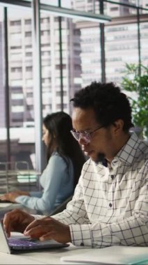 Masasındaki dikey video ofis yöneticisi proje yönetimi ve finansal planlama ile meşgul. İş uzmanı, çok önemli organizasyonel tarihleri ve verimliliği karşılamak için bilgisayar üzerinde çalışıyor