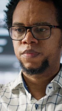 Ofis masasında kendine güvenen dikey video işadamı rapor yazma, finansal planlama ve son teslim tarihi yönetimi üzerinde çalışıyor. Başarılı olmak için hedefleri ve hedefleri gözden geçiren uzman.