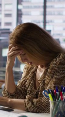 Dikey video başarısı olan kadın, şirket için olan finansal projelerini yönetirken bir yandan da baş ağrısıyla mücadele ediyor. Çalışan hedeflere ulaşma baskısıyla başa çıkar, teslim tarihleri zihinsel yorgunluğa yol açar