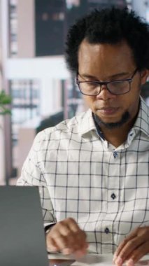 Dikey video başarılı girişimci masasında finansal tahminler üzerinde çalışıyor, verileri ve teknolojiyi iş görevleri ve proje geliştirme için kullanıyor. Şirket hedeflerine doğru ilerliyor.