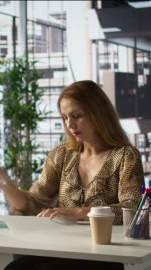 Dikey Video Kadın CEO 'su proje yönetiminde hedef ve hedefler belirlemek, sorunları çözmek ve şirketin performans ölçümlerini izlemek için teknoloji araçları kullanıyor. İdari görevler ve