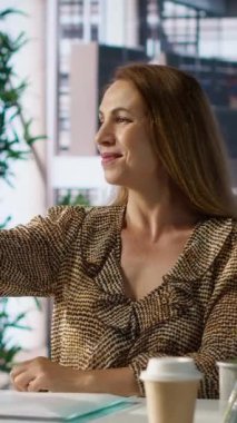 Dikey video girişimcisi işe ara verir ve bir şirkette bazı resimler çeker, iş görevleri üzerinde çalışır ve akıllı telefonunu fotoğraf çekmek için kullanır. Kendine güvenen bir iş kadını yakaladı.