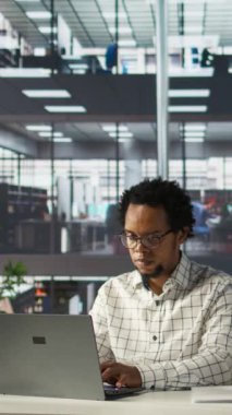 Çok uluslu şirkette dikey video yönetici asistanı bir sonraki büyük iş projesinde çalışıyor. Profesyonel işçi işlemleri yönetmek ve başarılı bir girişim sağlamak için veri ve teknoloji araçları kullanır