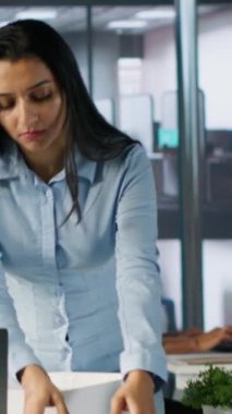 Kovulduktan sonra ofis eşyalarını toplayan dikey video çalışanı, işsizlik yüzünden hayal kırıklığına uğramış ve depresyonda. Yerli kızı işinden kovmak, kariyer başarısızlığı. Kamera.