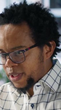 Dikey video Afrikalı Amerikalı girişimci iş fırsatları ve kaynak tahsisini tartışmak için çevrimiçi toplantıya katılıyor. Videodaki yatırımcı grubuyla başarılı işbirliğinin teşvik edilmesi