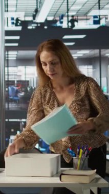 Dikey video işkadını kovulduktan sonra ofis eşyalarını bir kutuda topluyor, işsizlik yüzünden hayal kırıklığına uğruyor ve strese giriyor. İşsiz biri iş yerinden ayrılıyor, iş bulamıyor.